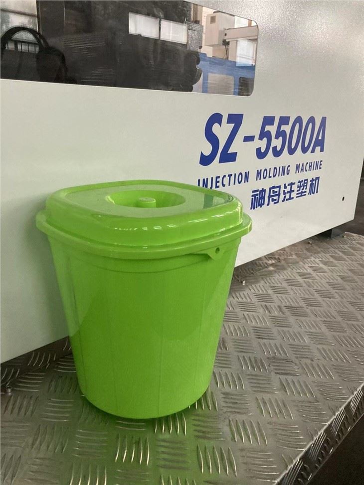 Plastic Bucket Trash Can Injection Molding Machine