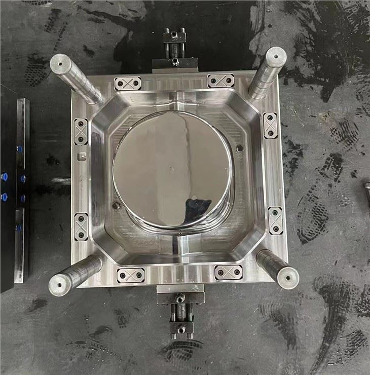 Plastic Bucket Trash Can Injection Molding Machine